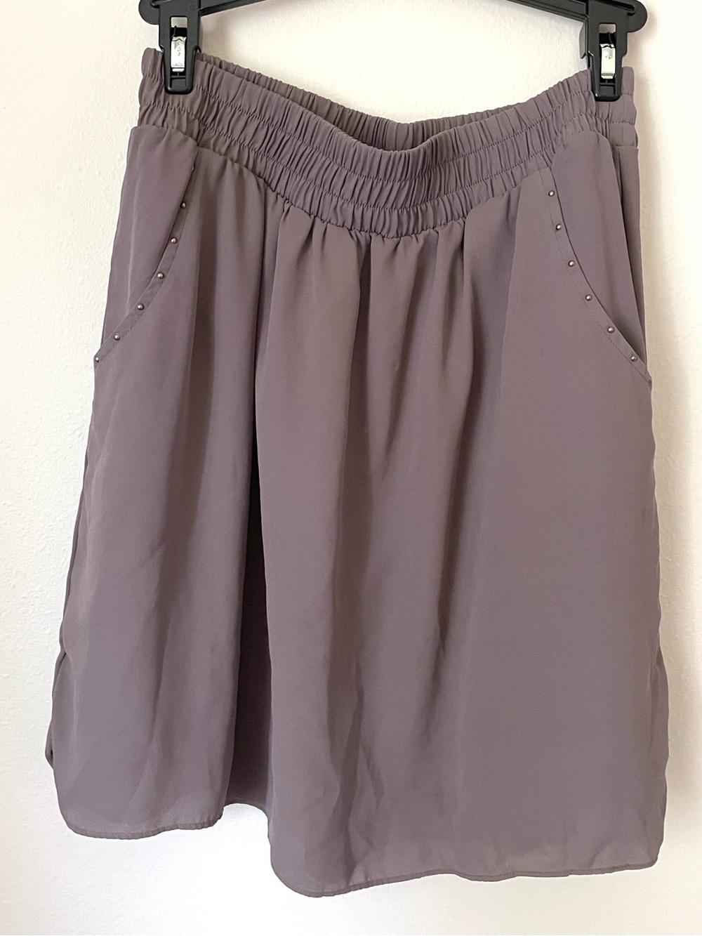 🌸🤎 Mossimo Studded Midi Skirt with Pockets – Size Medium 🤎🌸